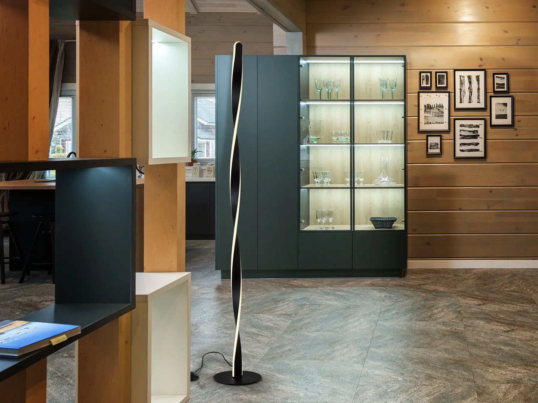 Настолна лампа TWIST в черен цвят