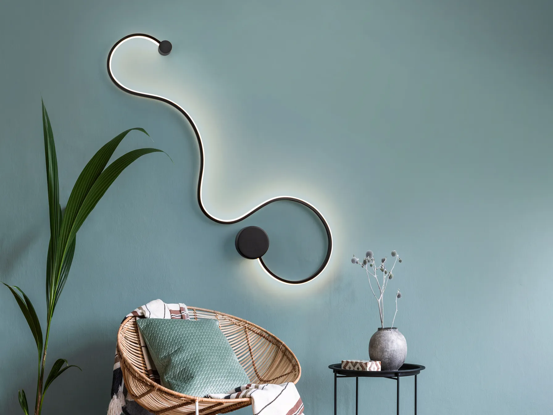 ГОЛЯМА СТЕННА ЛАМПА GRAFOS, ЧЕРНА