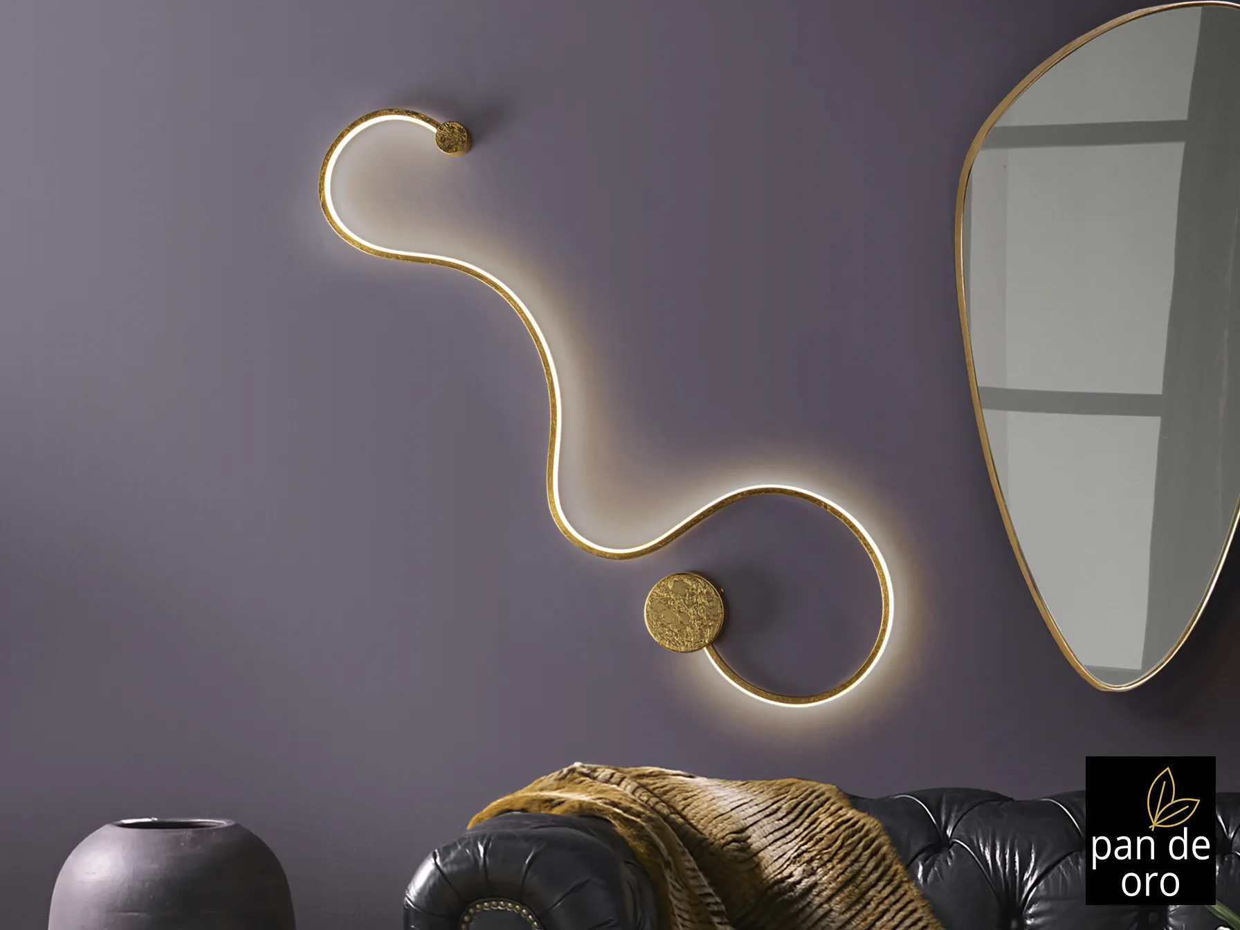 Голяма стенна лампа GRAFOS с позлатен финиш